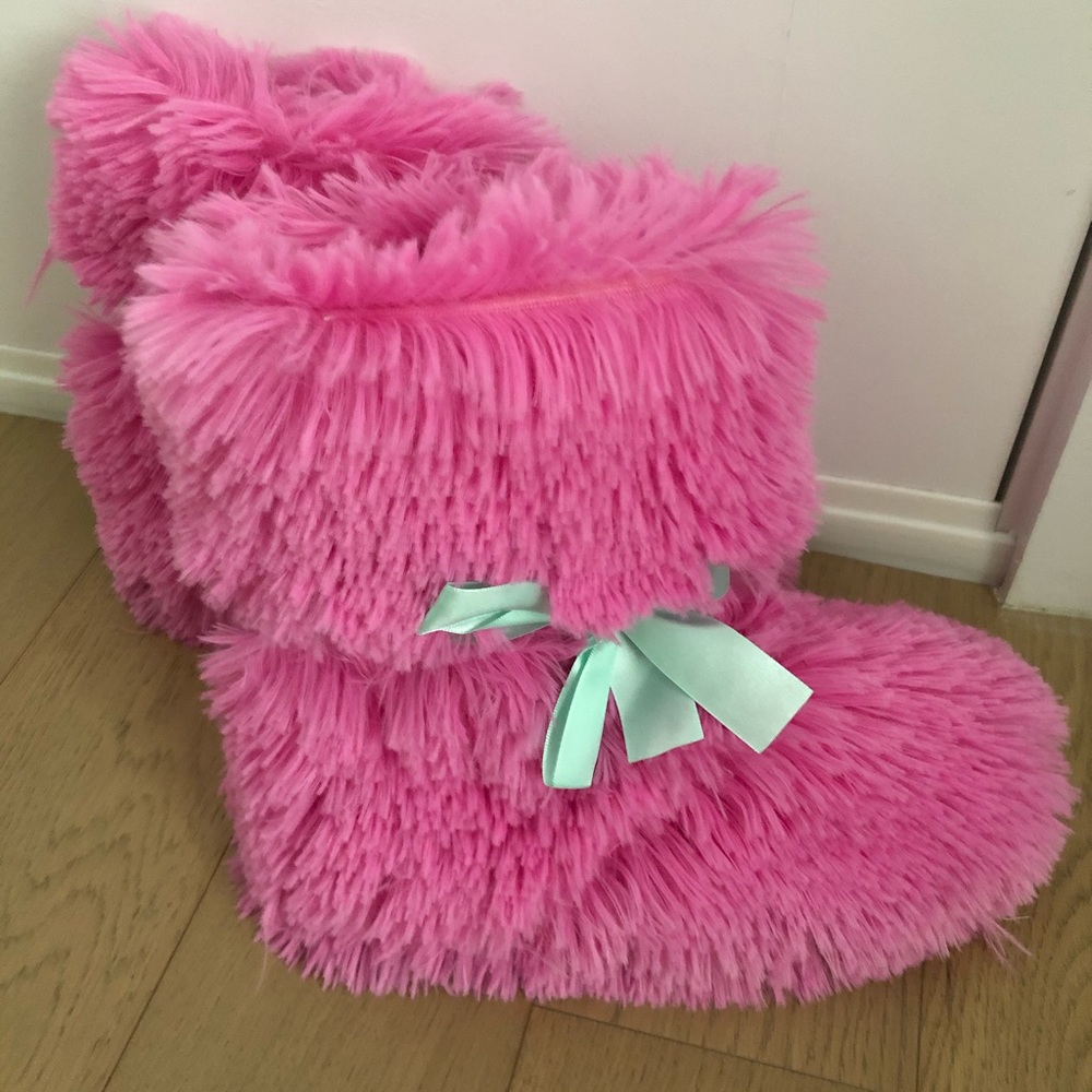NWOT Fuzzy pink warm home slippers 💖🌸